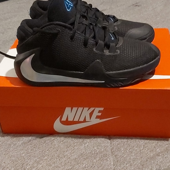 Shoes - Picture 2 of 4